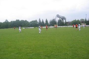 Spielfeld mit Spielern während einer Partie
