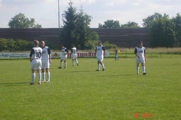 Spieler beider Mannschaften auf dem Spielfeld