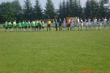 Mannschaftsfoto in grünen Trikots am Spielfeldrand
