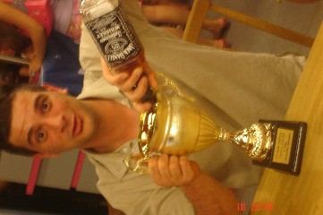 Spieler mit dem Siegerpokal des Turniers