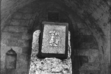Steinnische mit verzierter Ikonentafel in einer Kirchenwand